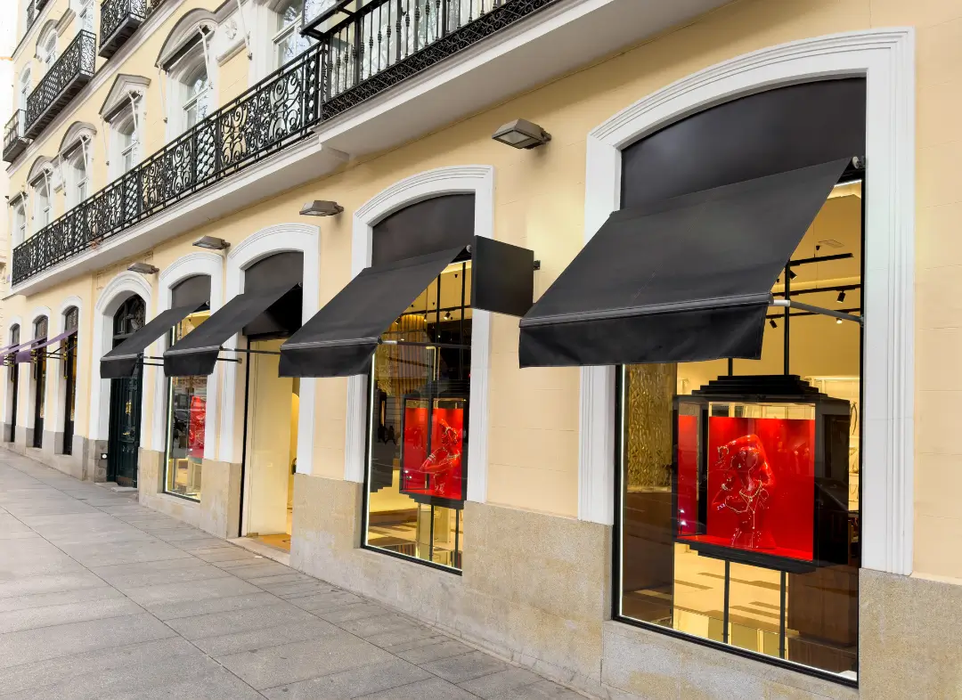 Façade vitrine de magasin en aluminium sur mesure à Touët-de-l'Escarène